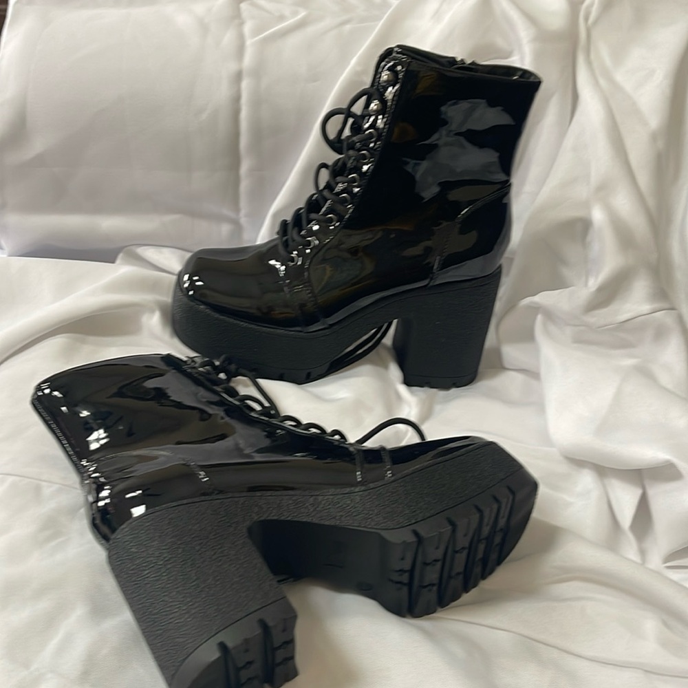 NWOT Rouge black patent leather size 10 boots side zipper 19 eyelet shoe strings